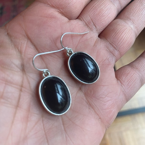 Silver and black oval stone earrings - Picture 3 of 4